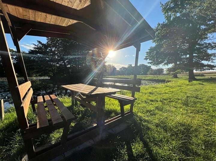 Familienfreundliche Ferienwohnung Mit Wintergarten Badow Exterior foto